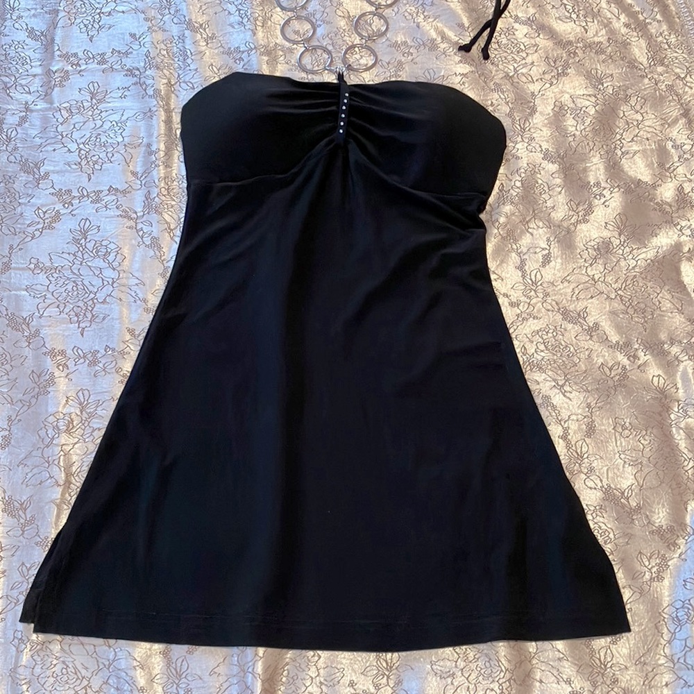 Beautiful strapless black cocktail blouse. Polyester expanded